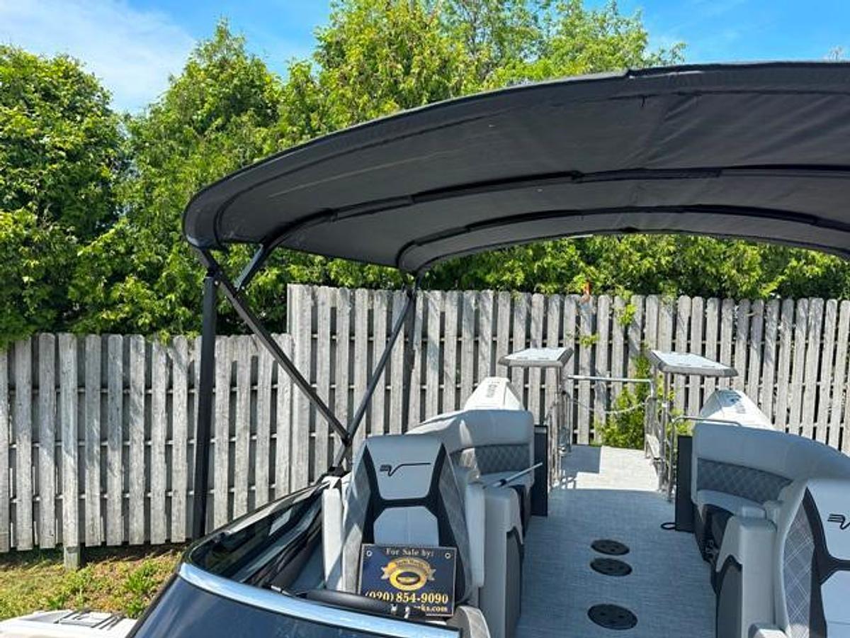 2024 Vanderbilt 700 T