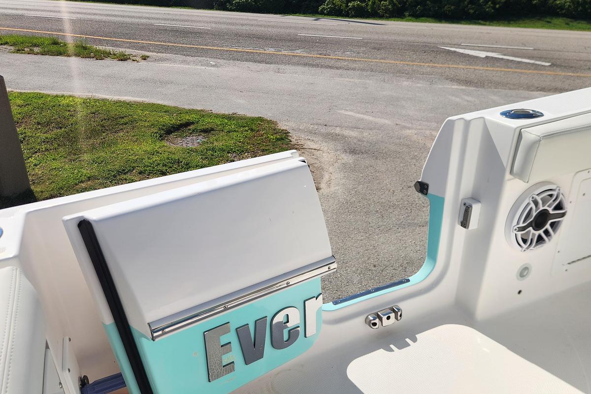 Used 2022 Everglades 235 Center Console