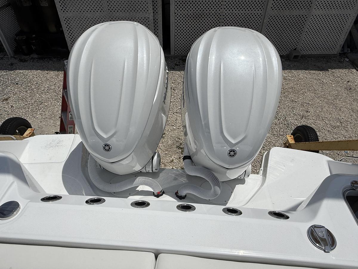 Used 2027 Everglades 315 Center Console
