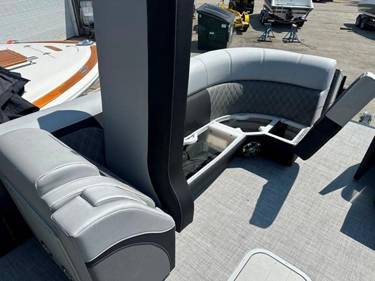 2024 Vanderbilt 700 T