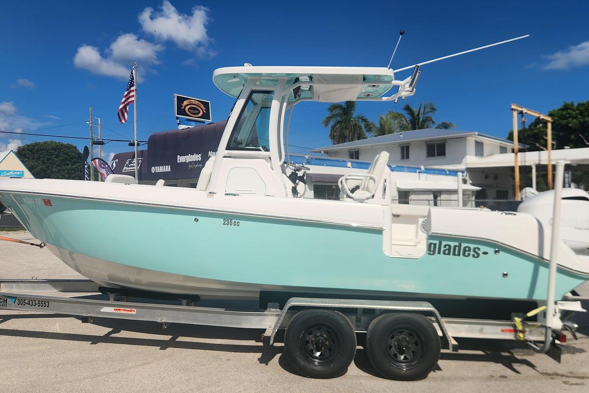 Used 2022 Everglades 235 Center Console
