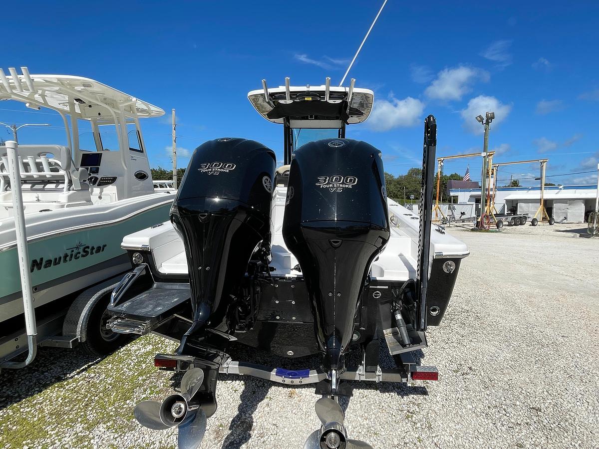 Used 2020 Everglades 273 Center Console