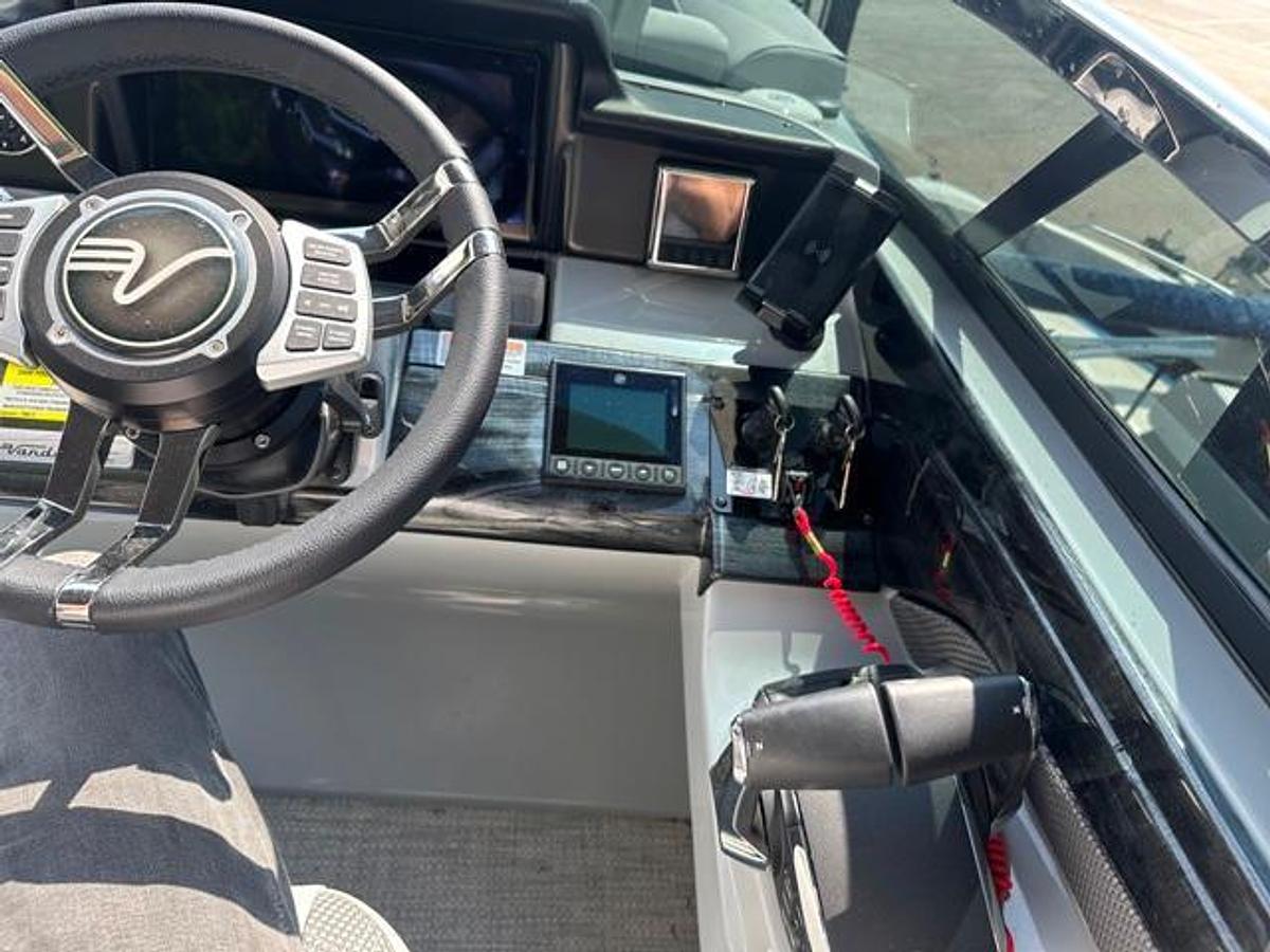 2024 Vanderbilt 700 T