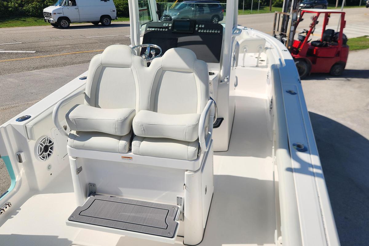 Used 2022 Everglades 235 Center Console