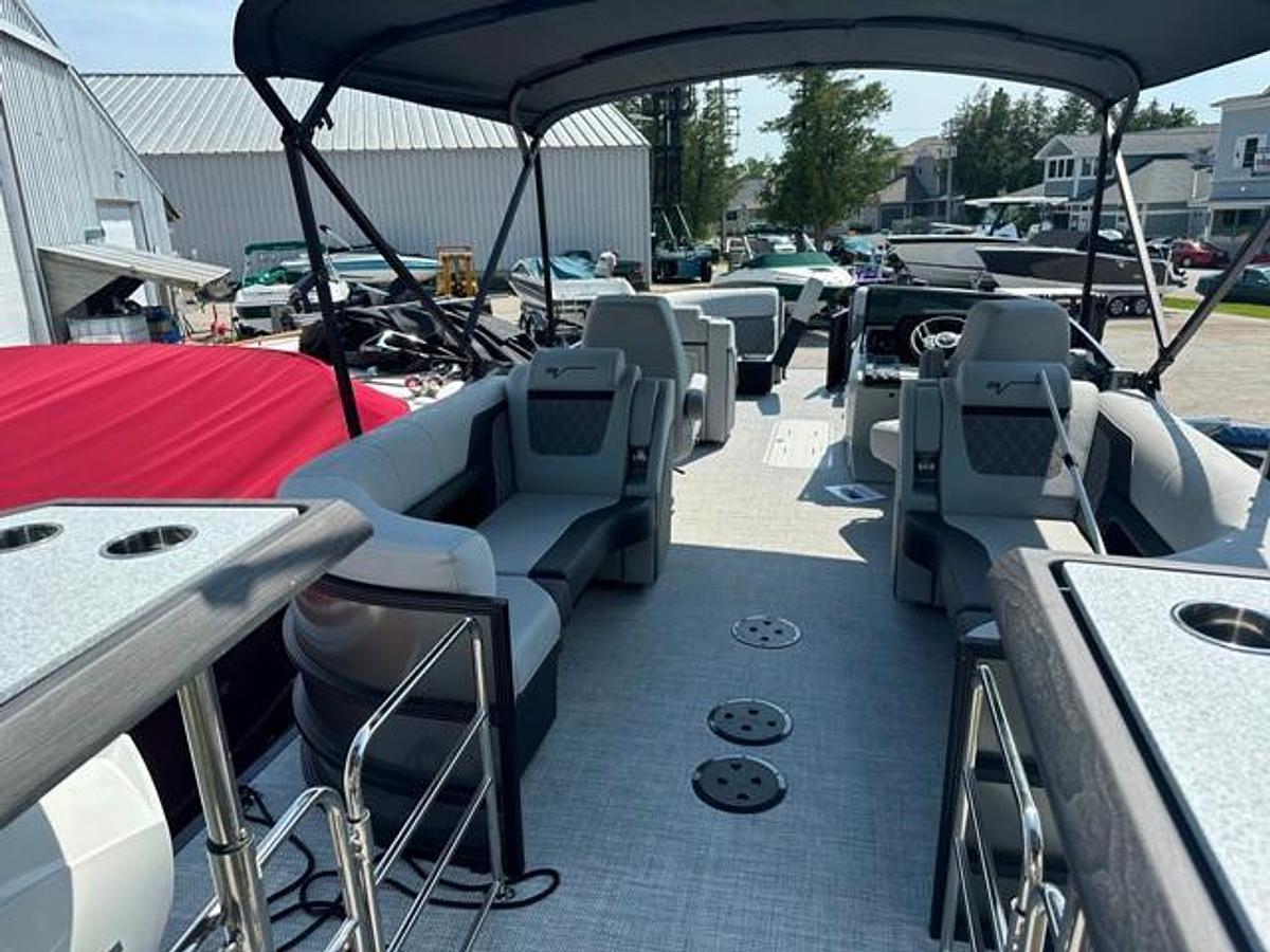 2024 Vanderbilt 700 T