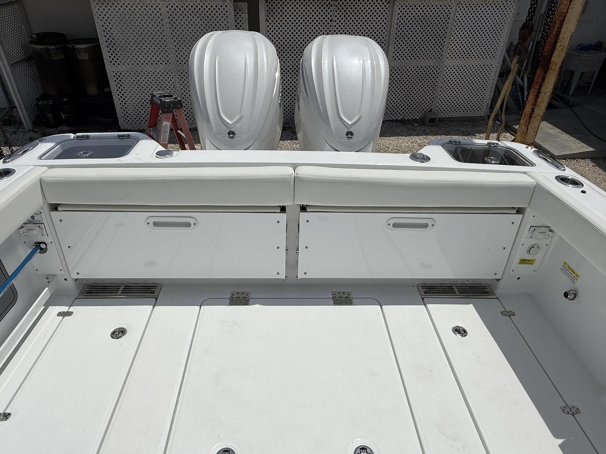 Used 2027 Everglades 315 Center Console