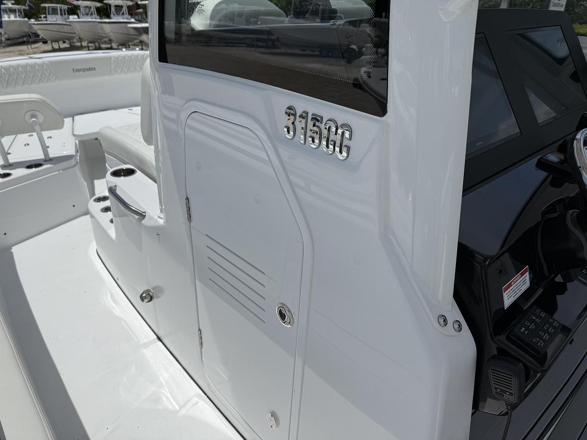 Used 2027 Everglades 315 Center Console
