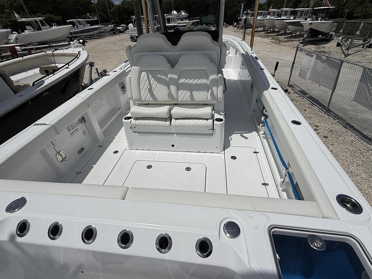 Used 2027 Everglades 315 Center Console