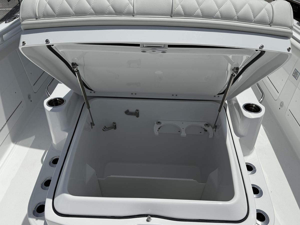 Used 2027 Everglades 315 Center Console