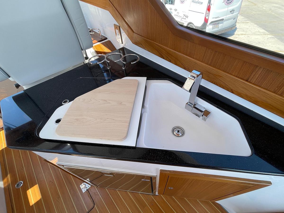 2025 True North 34 Outboard Express