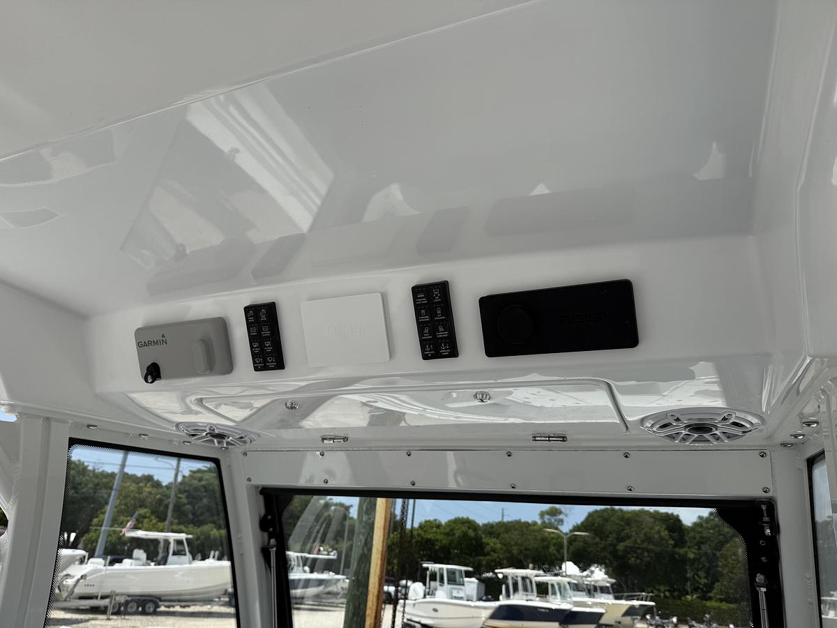 Used 2027 Everglades 315 Center Console