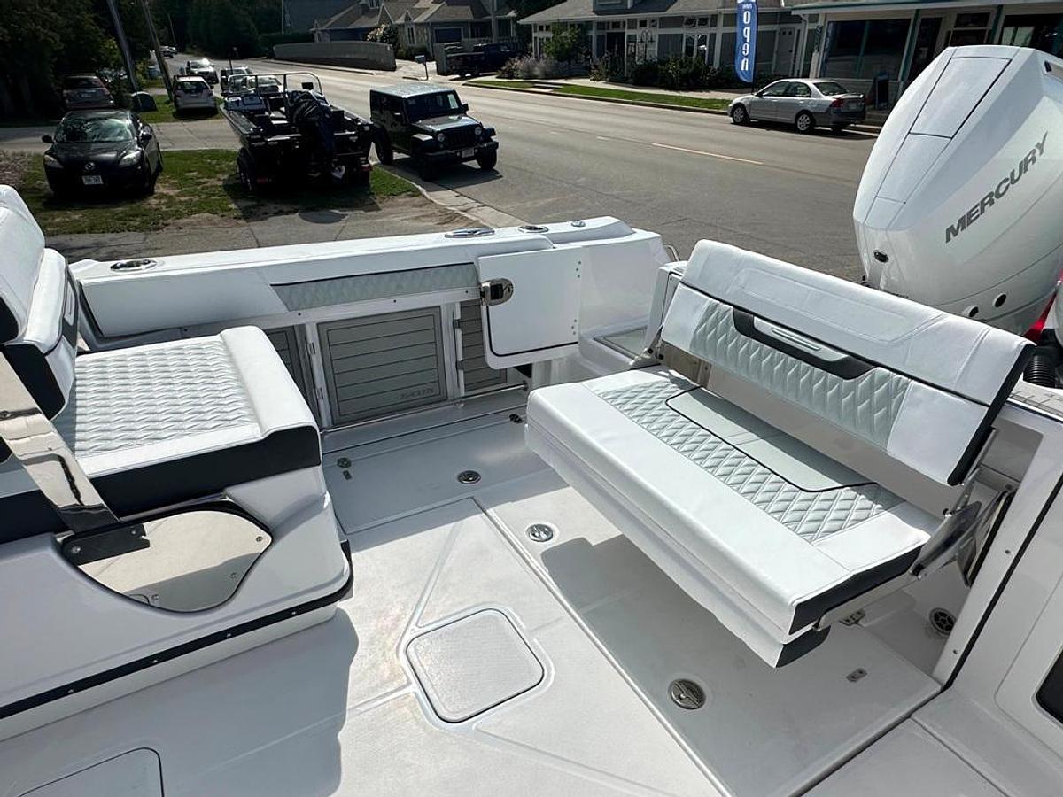 Used 2024 Blackfin 302 DC