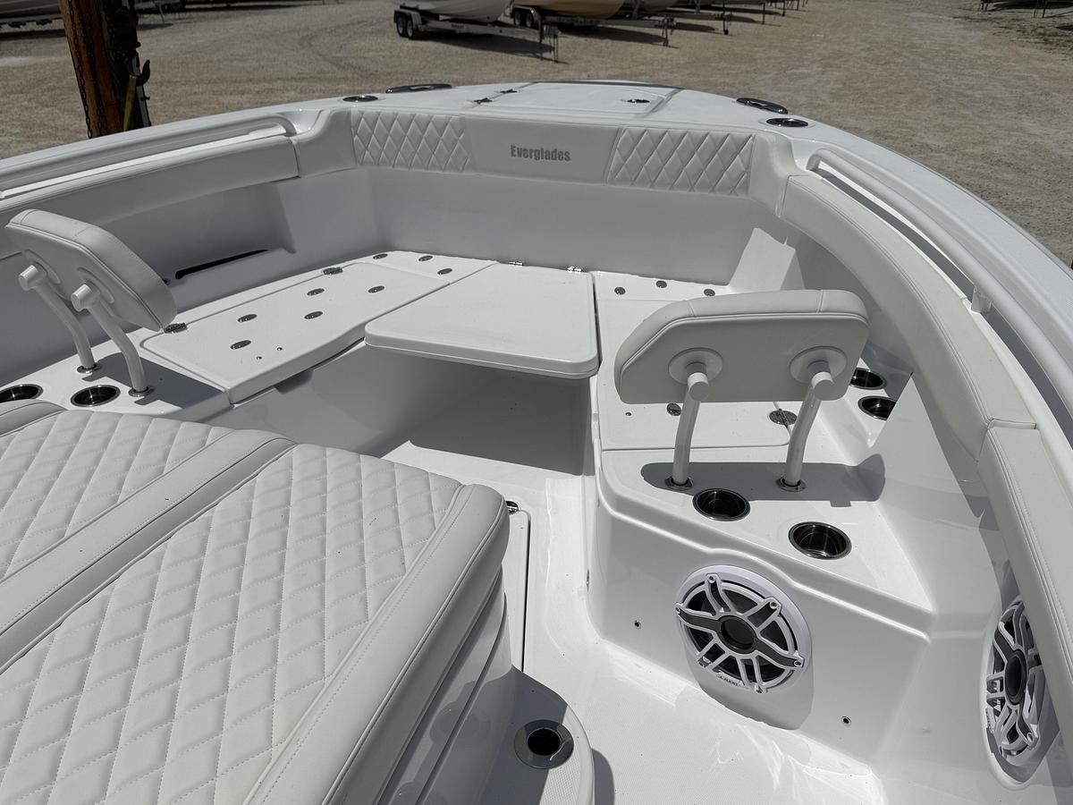 Used 2027 Everglades 315 Center Console