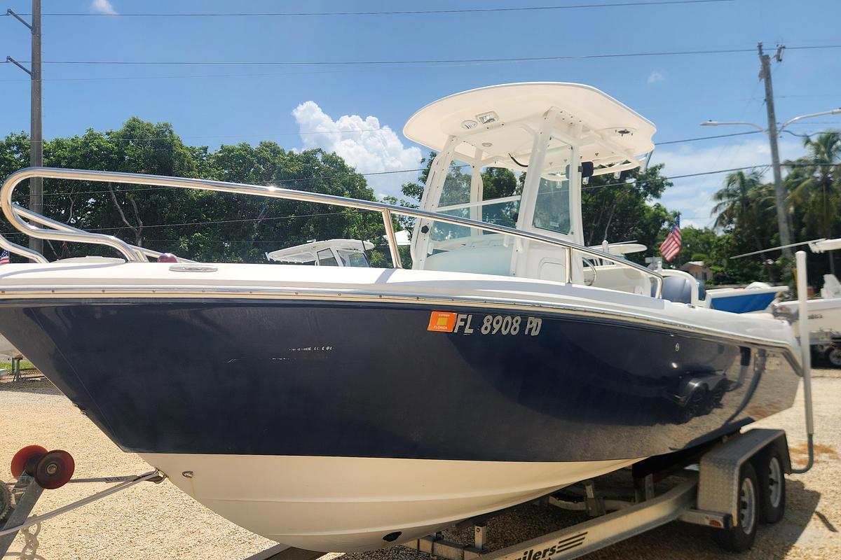 Used 2011 Everglades 230 Center Console