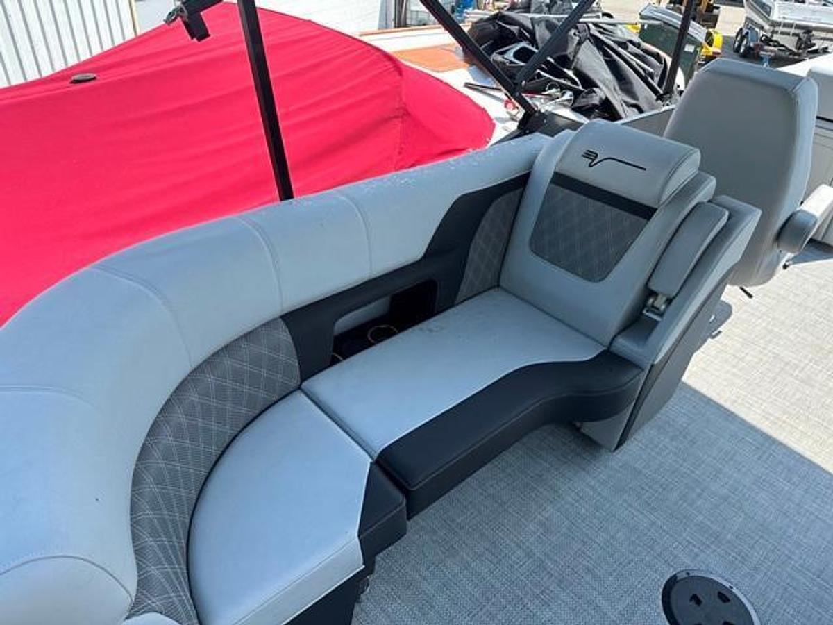 2024 Vanderbilt 700 T