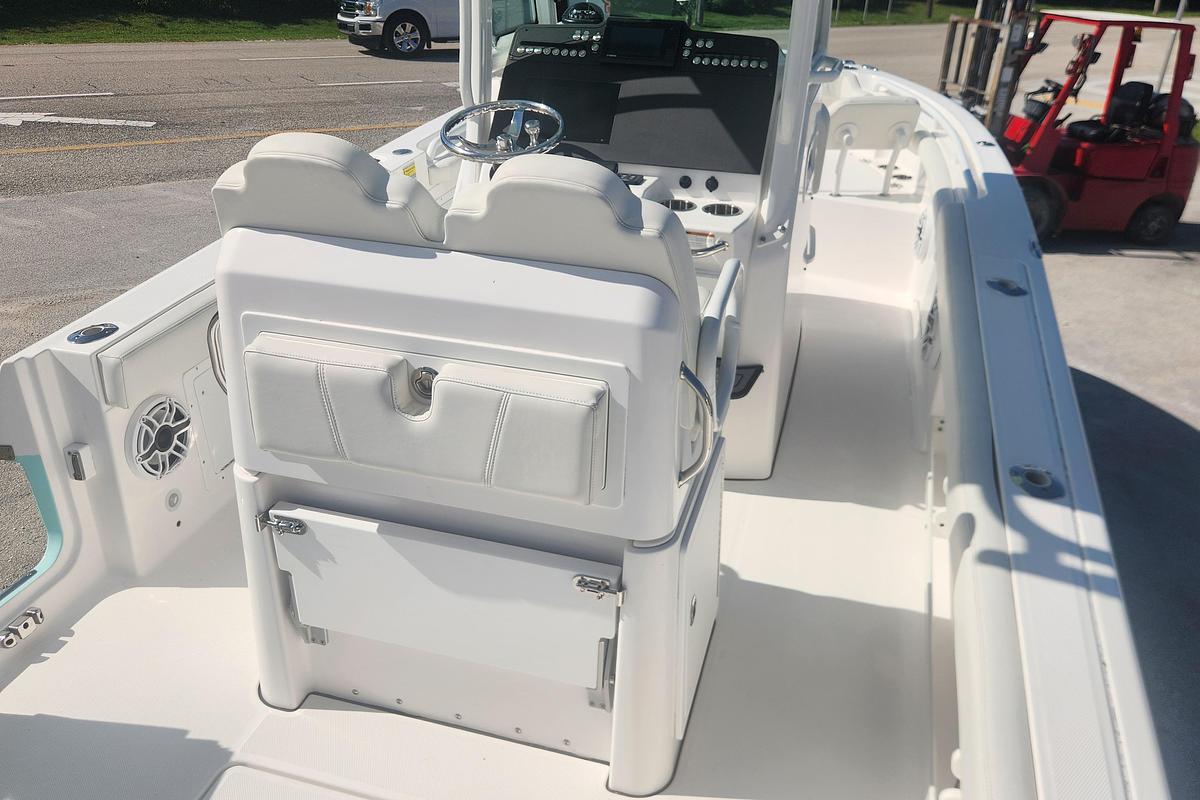 Used 2022 Everglades 235 Center Console
