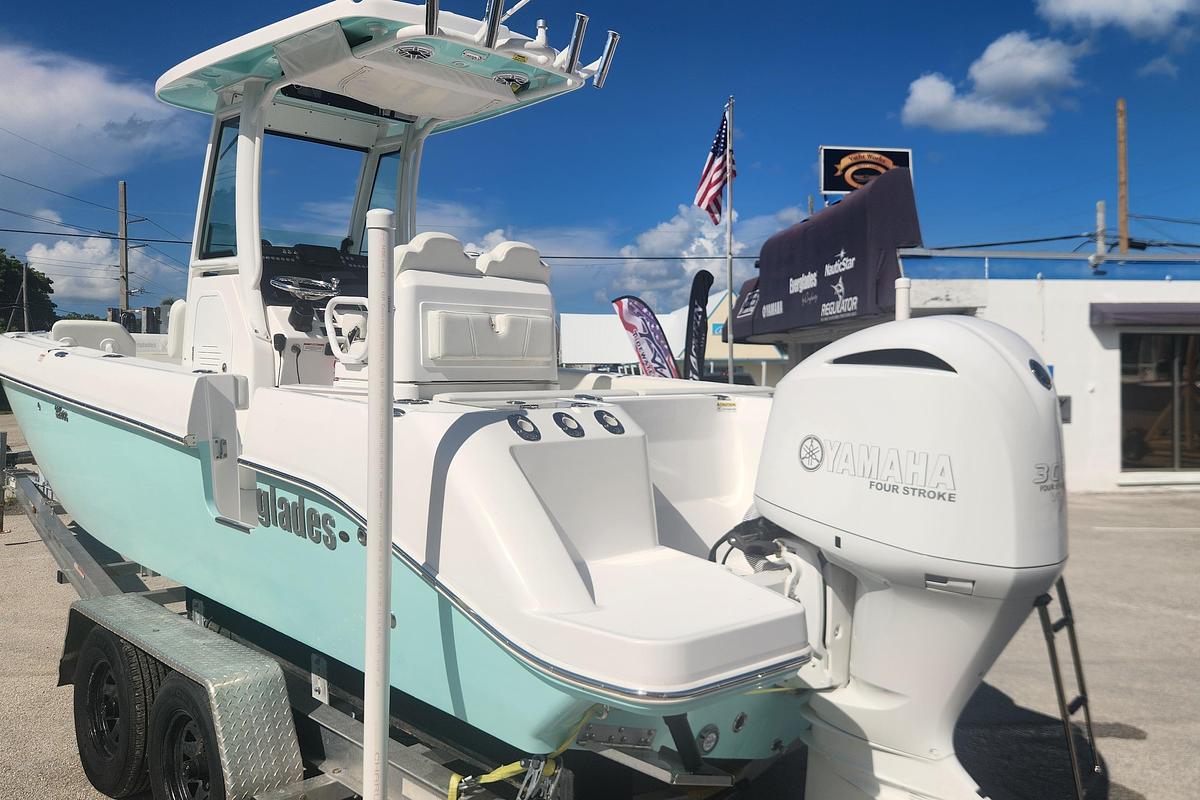 Used 2022 Everglades 235 Center Console