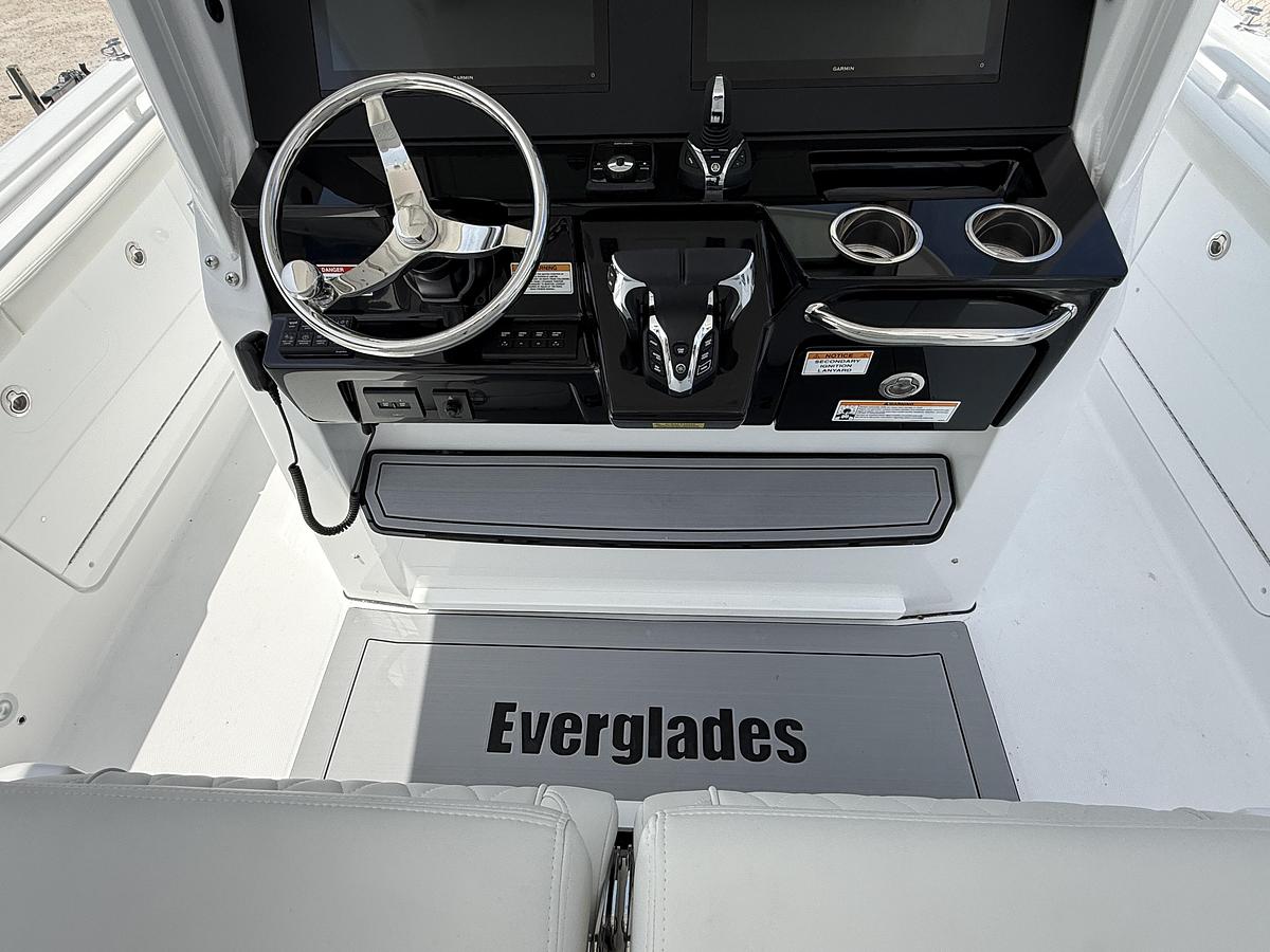 Used 2027 Everglades 315 Center Console