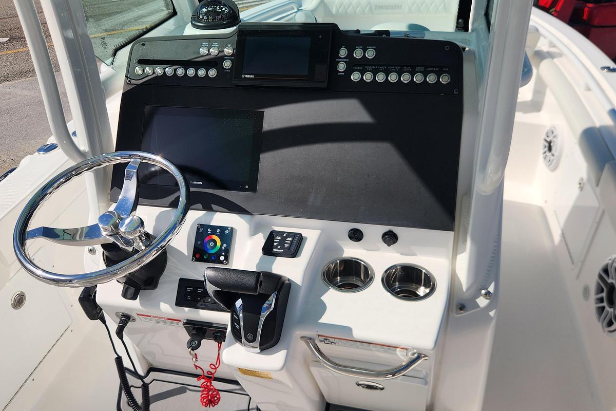 Used 2022 Everglades 235 Center Console