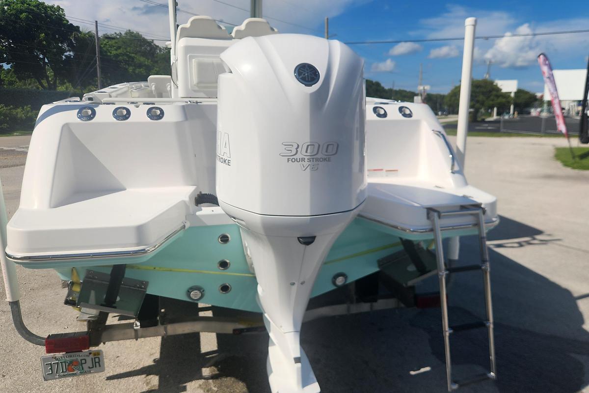 Used 2022 Everglades 235 Center Console