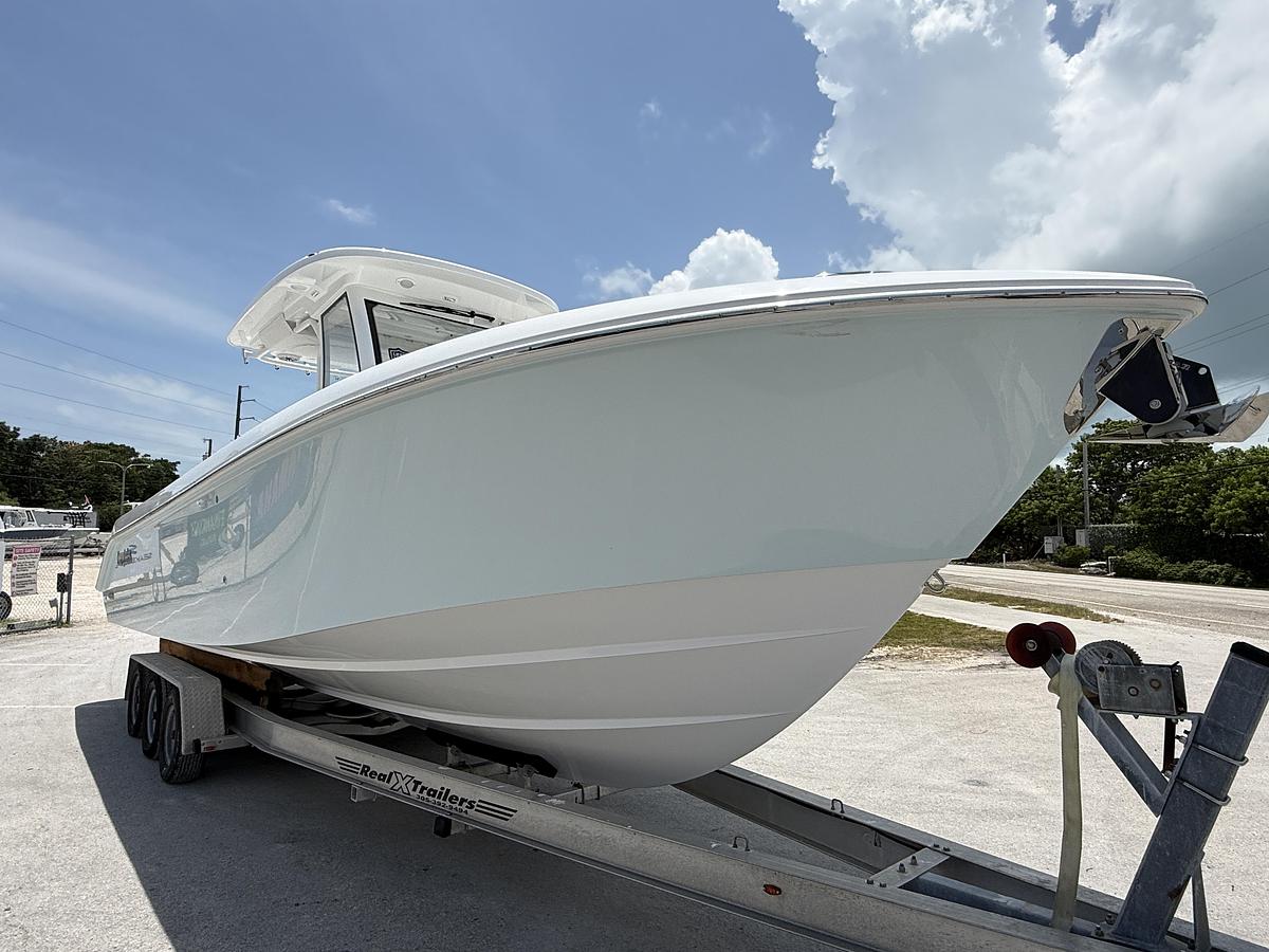 Used 2027 Everglades 315 Center Console