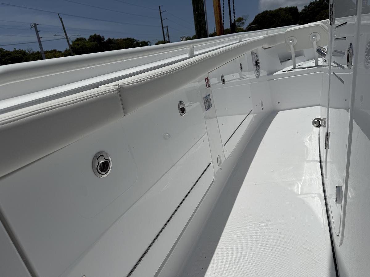 Used 2027 Everglades 315 Center Console