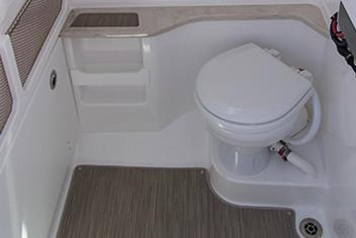 Used 2020 Everglades 273 Center Console
