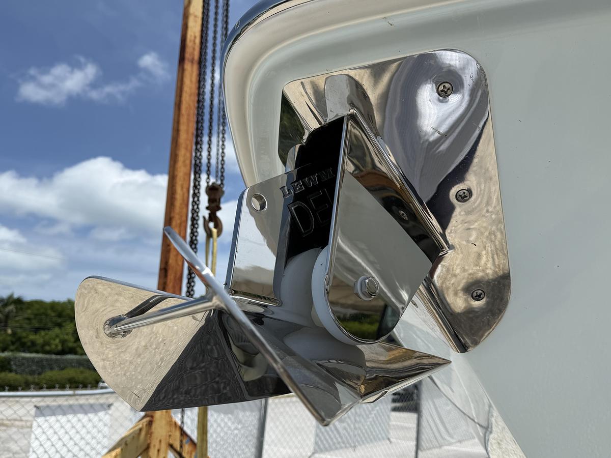 Used 2027 Everglades 315 Center Console