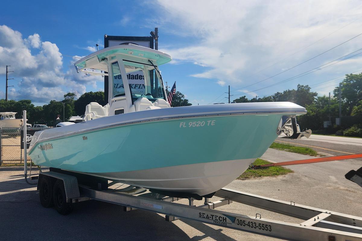 Used 2022 Everglades 235 Center Console
