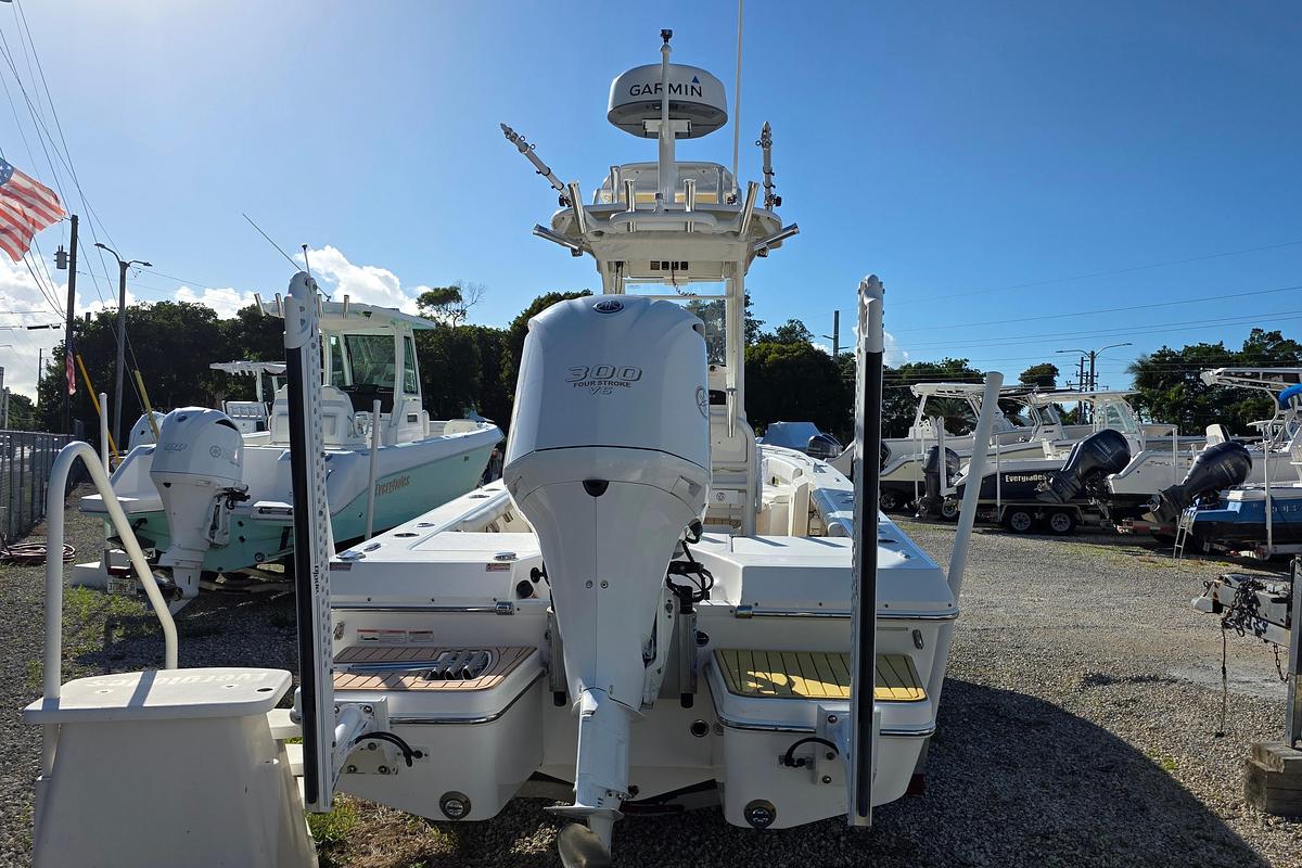 Used 2018 Everglades 243 Center Console