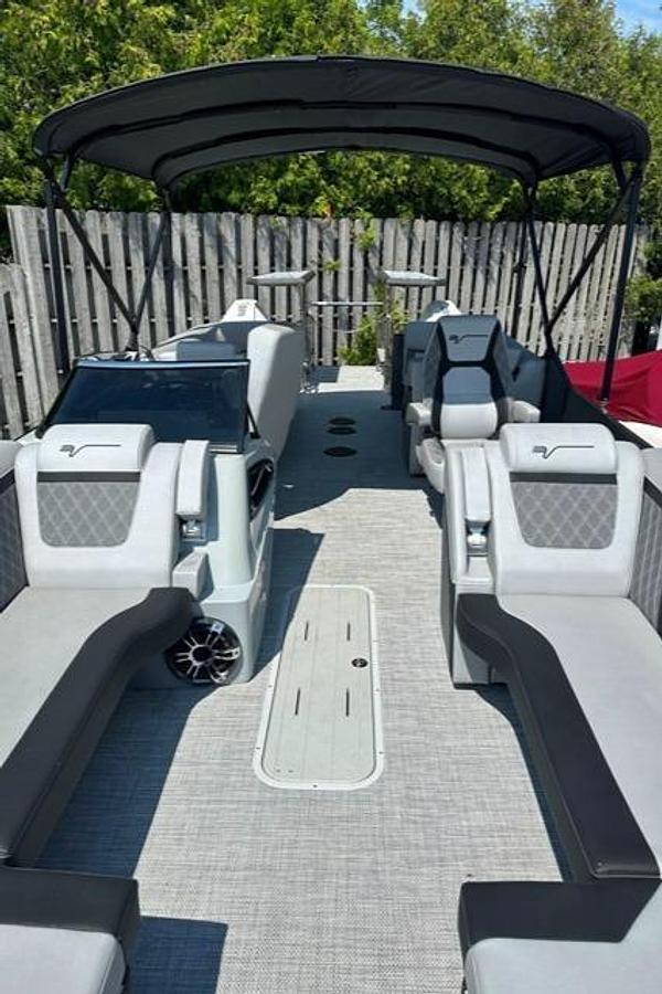 2024 Vanderbilt 700 T