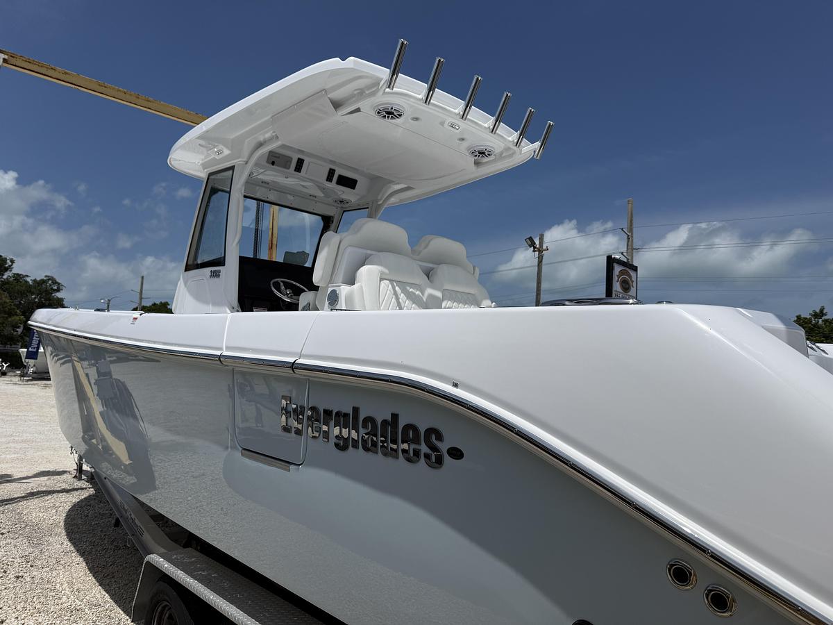 Used 2027 Everglades 315 Center Console