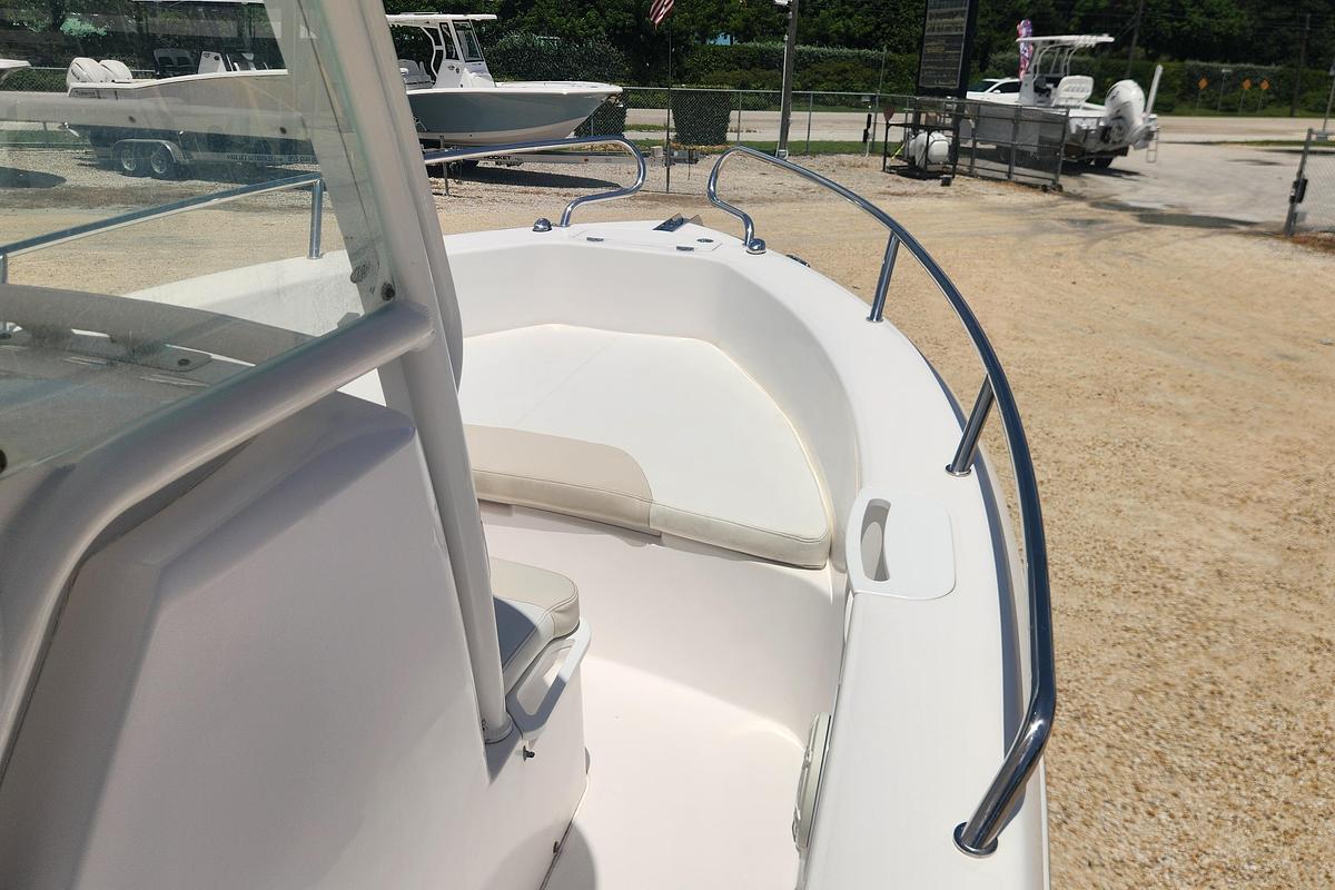 Used 2011 Everglades 230 Center Console