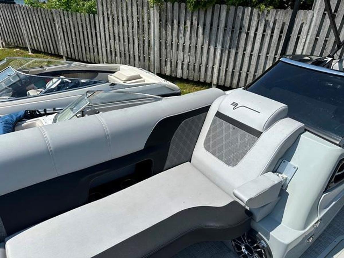 2024 Vanderbilt 700 T