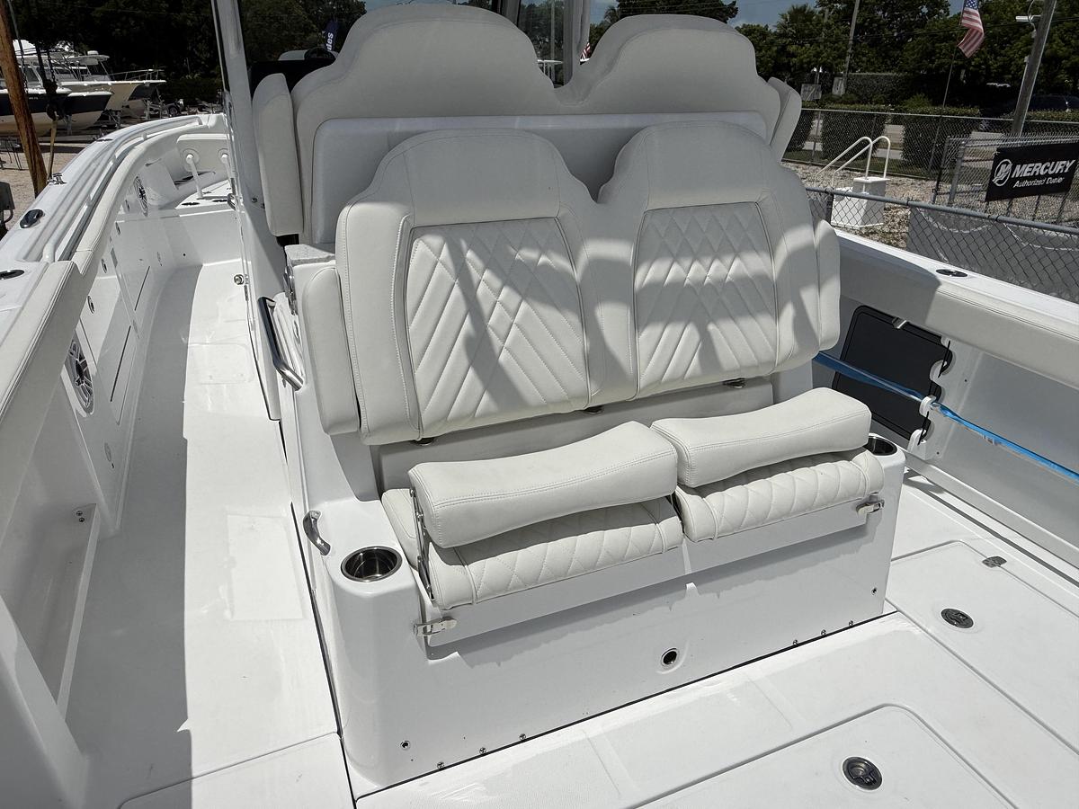 Used 2027 Everglades 315 Center Console