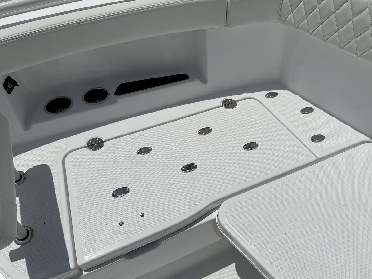 Used 2027 Everglades 315 Center Console
