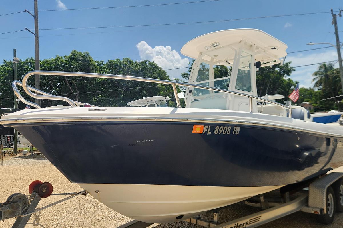 Used 2011 Everglades 230 Center Console