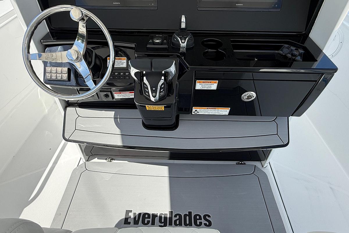 2026 Everglades 335 Center Console