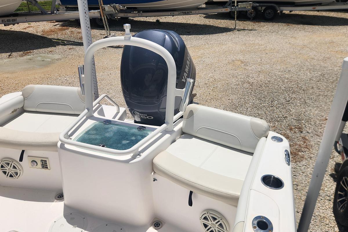 Used 2011 Everglades 230 Center Console