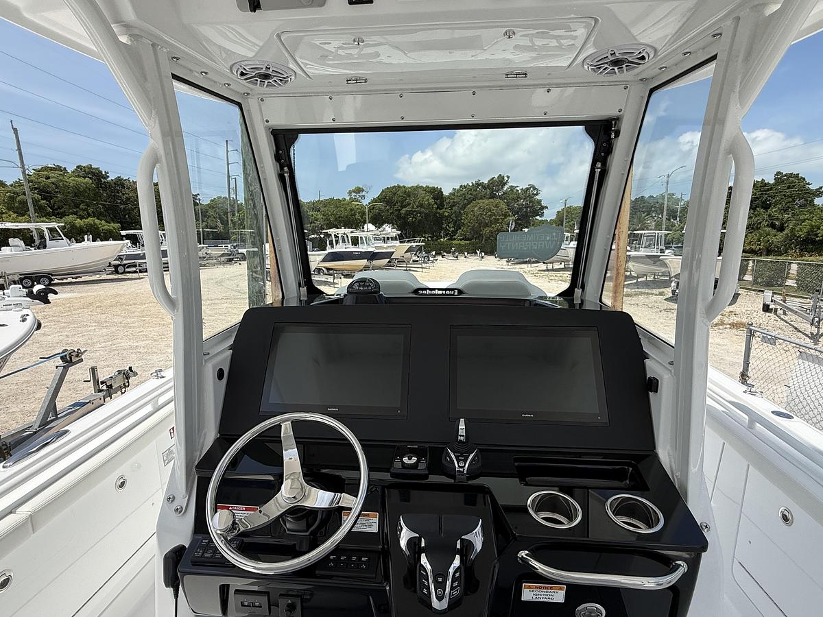 Used 2027 Everglades 315 Center Console