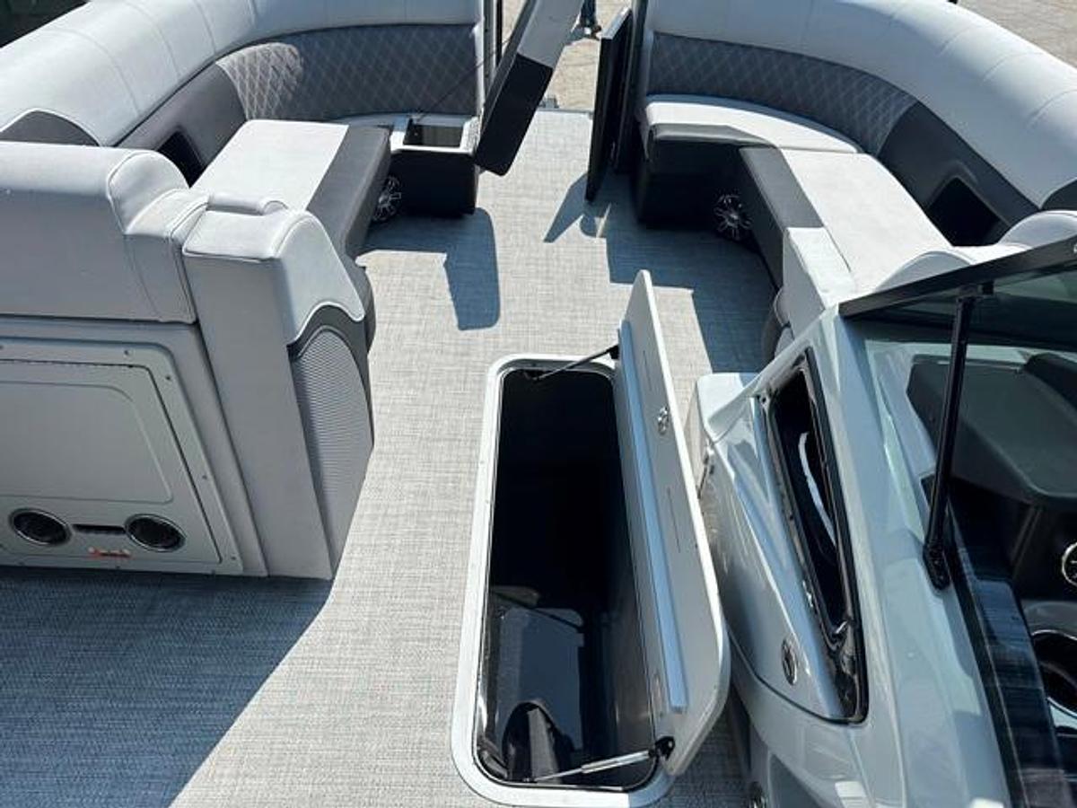 2024 Vanderbilt 700 T