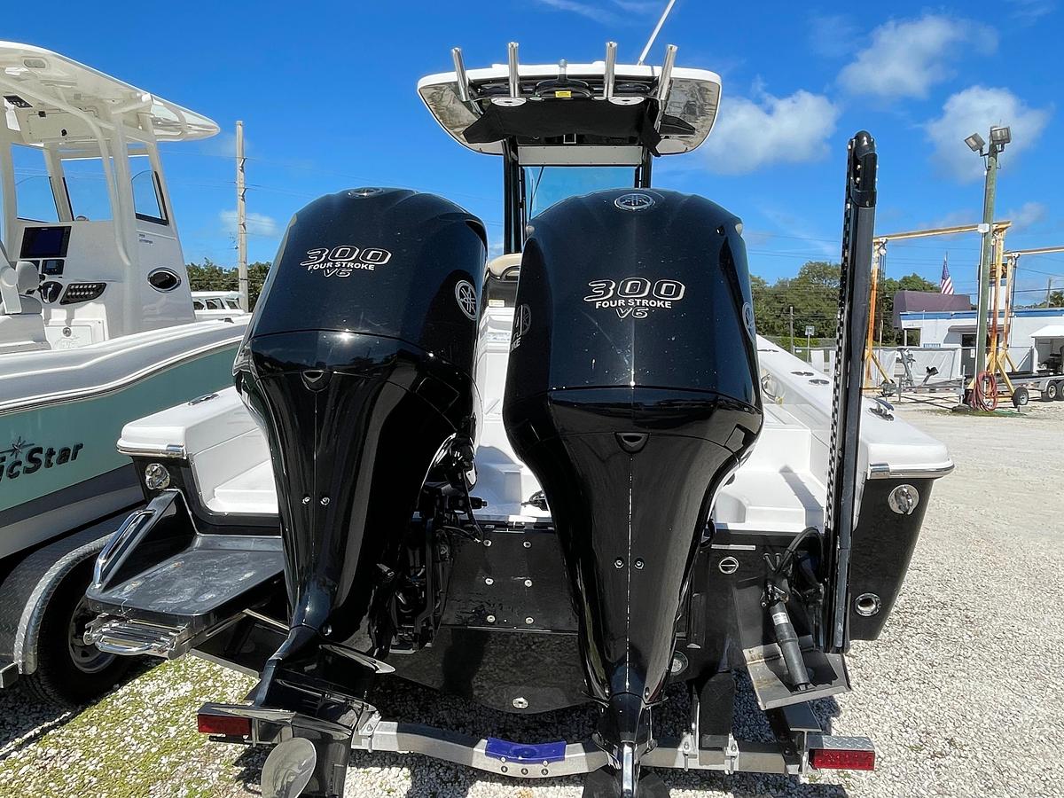 Used 2020 Everglades 273 Center Console