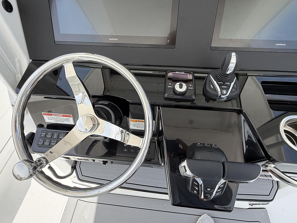 Used 2027 Everglades 315 Center Console