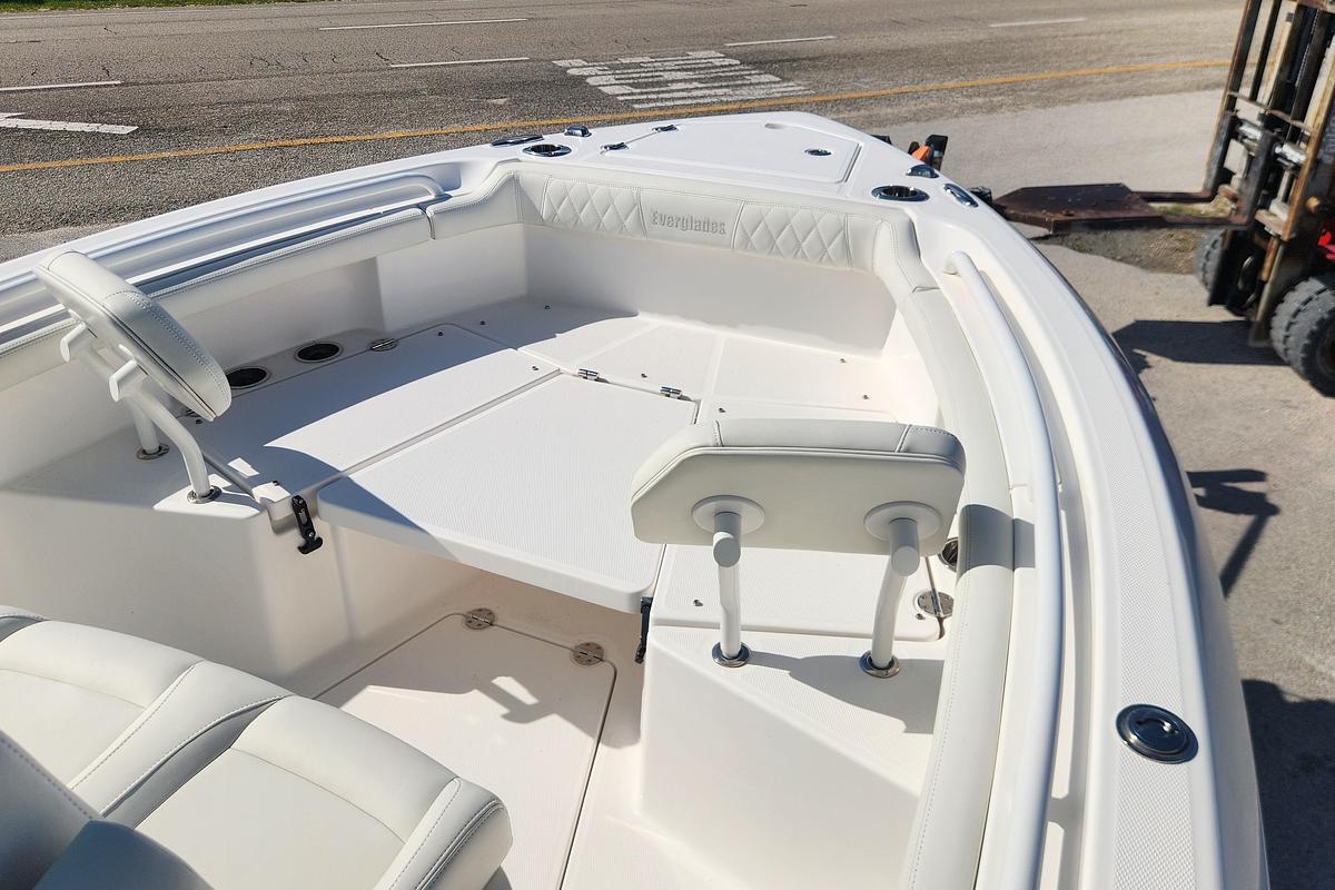 Used 2022 Everglades 235 Center Console