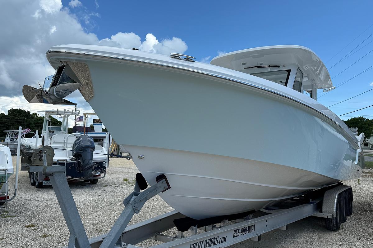 2026 Everglades 335 Center Console