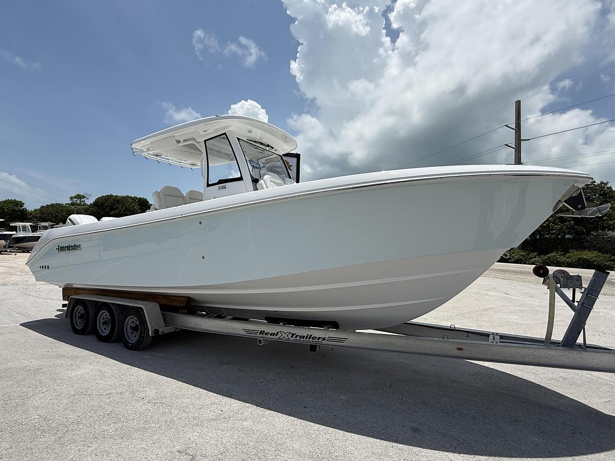 Used 2027 Everglades 315 Center Console
