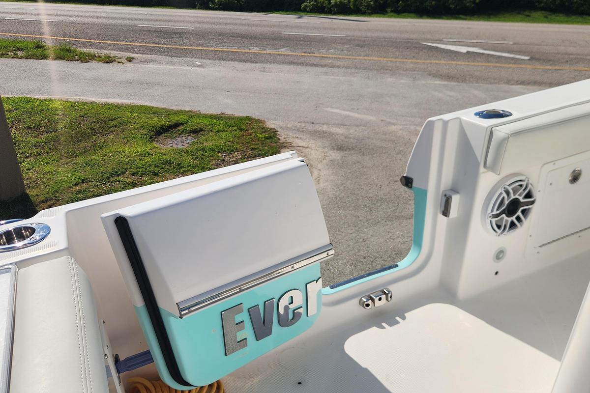 Used 2022 Everglades 235 Center Console
