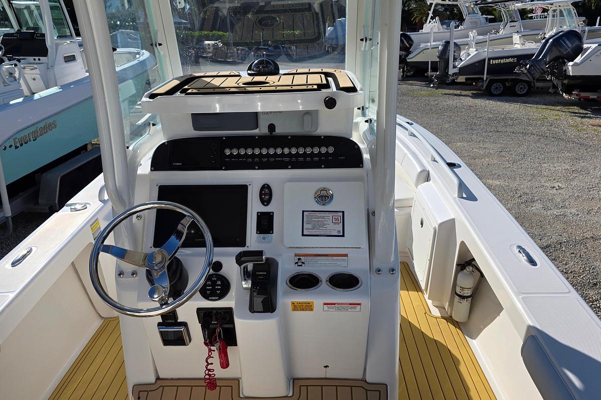 Used 2018 Everglades 243 Center Console
