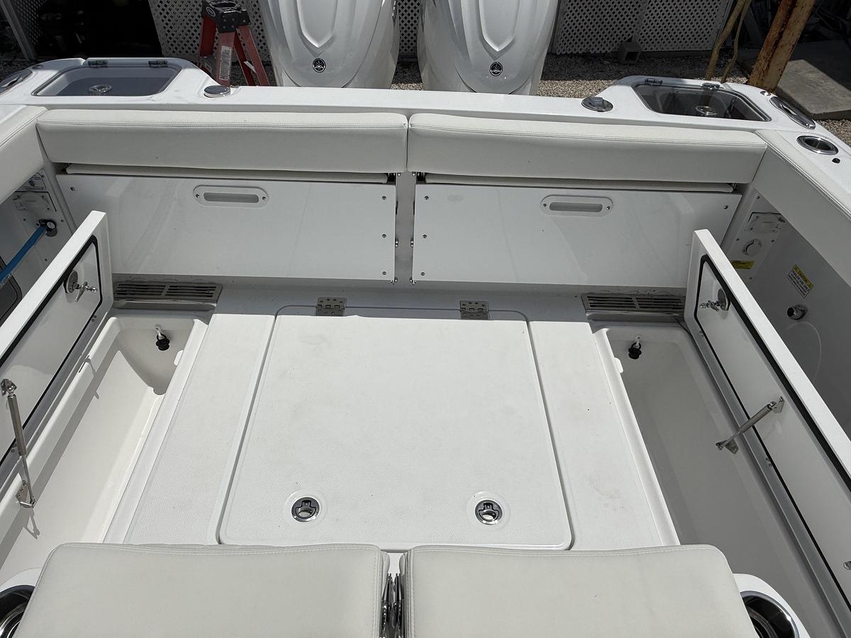 Used 2027 Everglades 315 Center Console