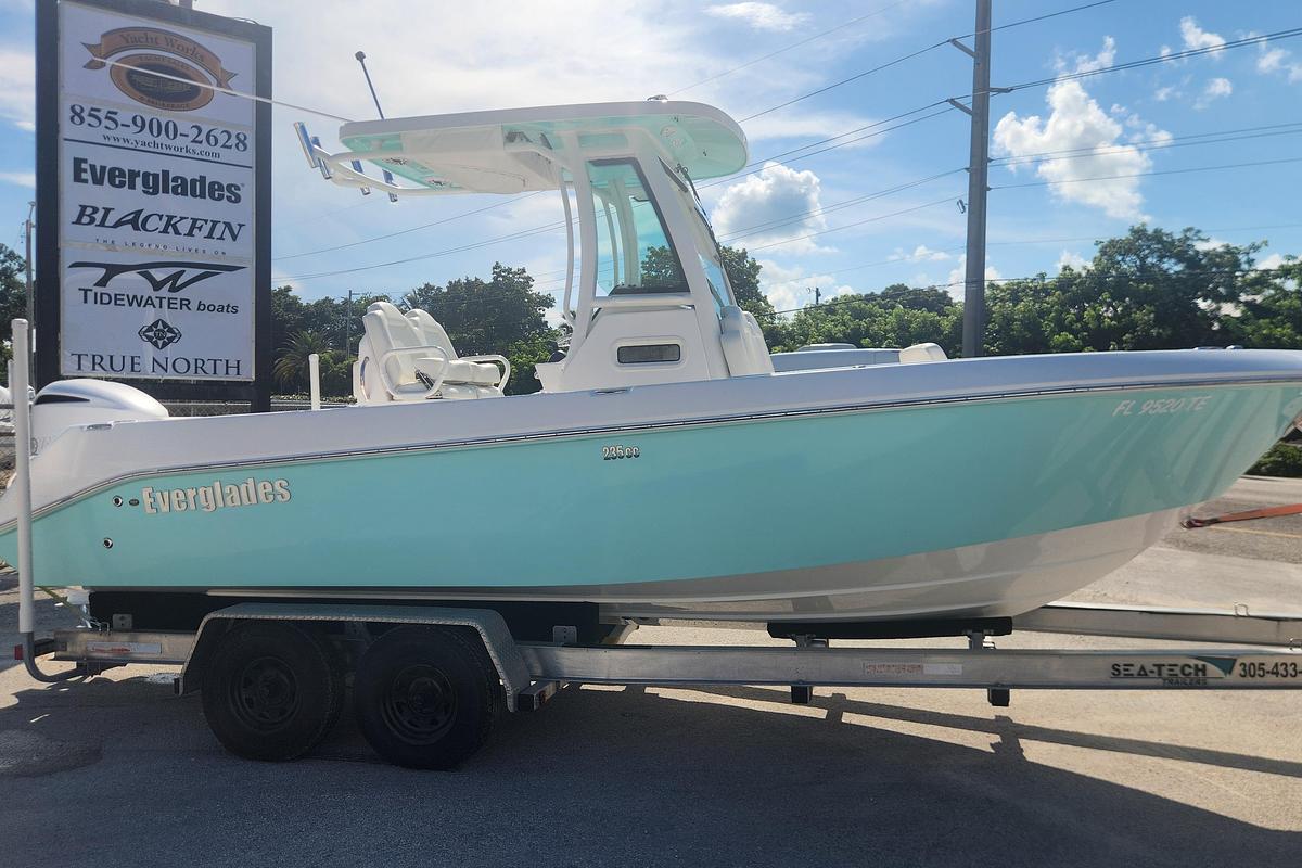 Used 2022 Everglades 235 Center Console